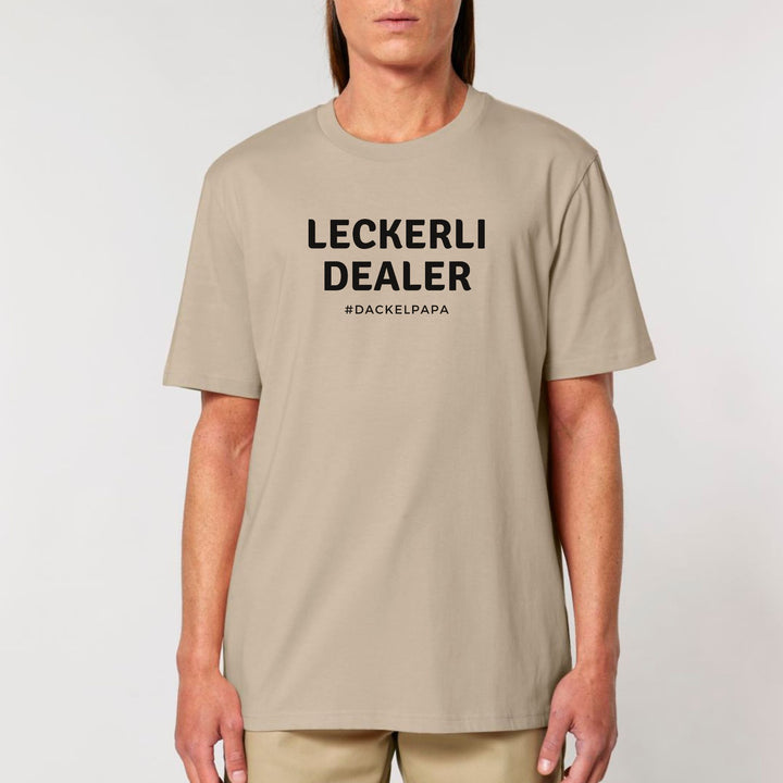 Dackelshirts Leckerli Dealer (Dackelpapa) - Bio Unisex T-Shirt Desert Dust / XS